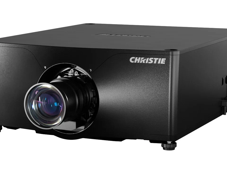 Christie Phazer RGBH 4K — vista frontal superior esquerda do projetor de cinema digital
