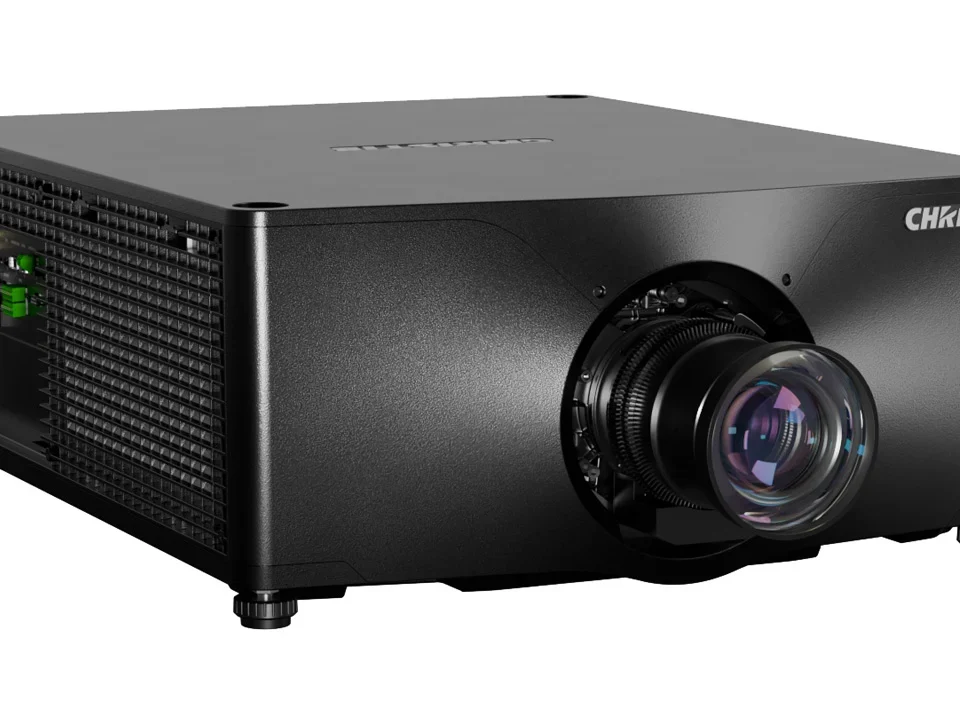 Christie Phazer RGBH 4K — vista frontal superior direita do projetor de cinema digital