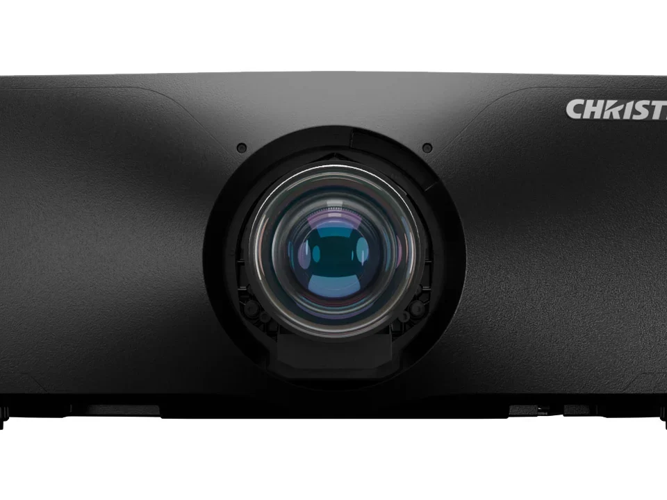 Christie Phazer RGBH 4K — vista frontal inferior do projetor de cinema digital