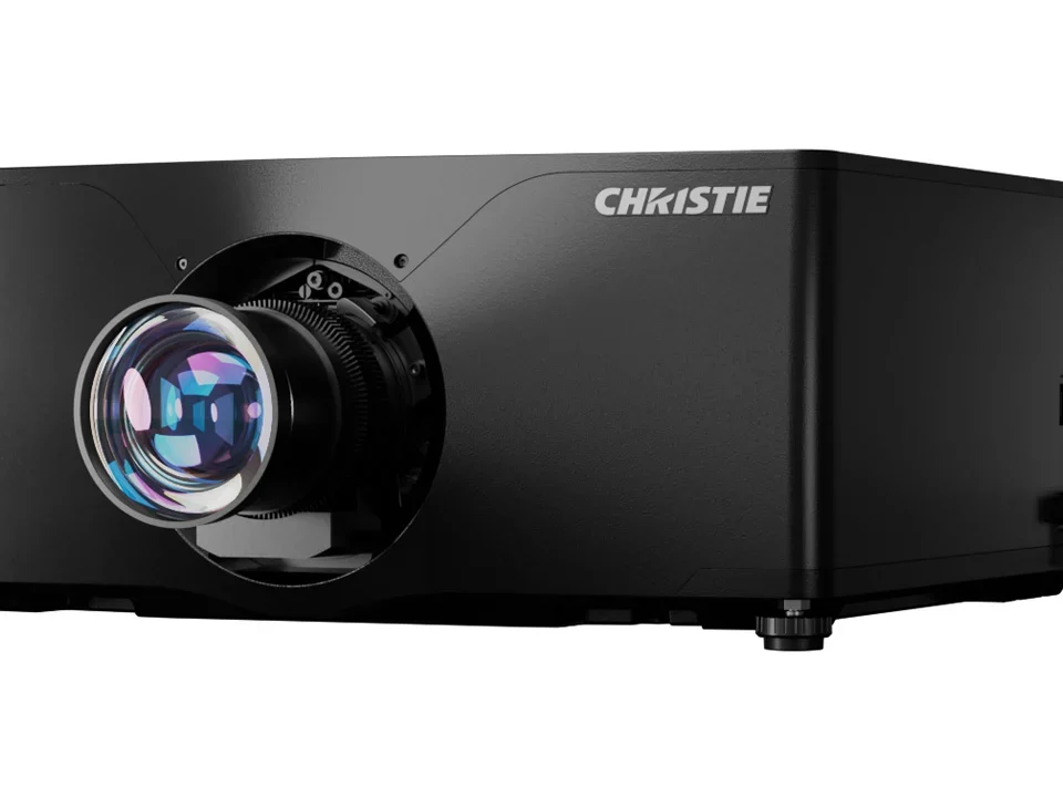 Christie Phazer RGBH 4K — vista frontal inferior esquerda do projetor de cinema digital